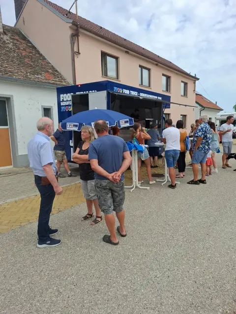 Kleinstetteldorfer besuchten den Foodtruck. | Foto: FPÖ Hollabrunn