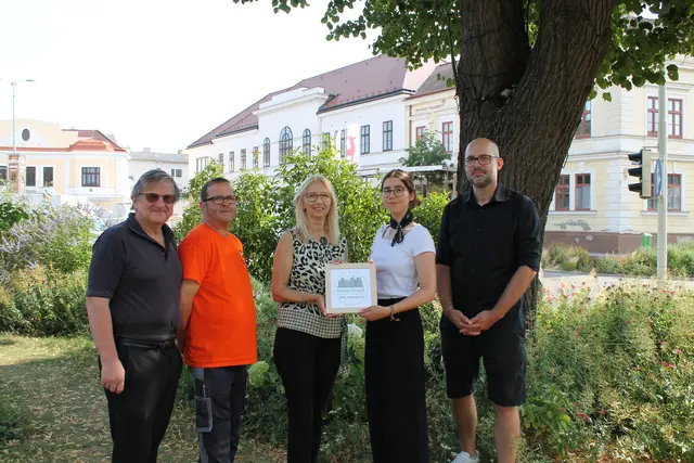 Melanie Ebner, Expertin für Bodenschutz und Naturschutz bei Greenpeace überreicht Bürgermeisterin Monika Obereigner-Sivec und Stadtrat Reinhard Pusch und DI Markus Tonner (Abteilung Grünraum) das NaturStadt-Abzeichen. | Foto: Gemeinde