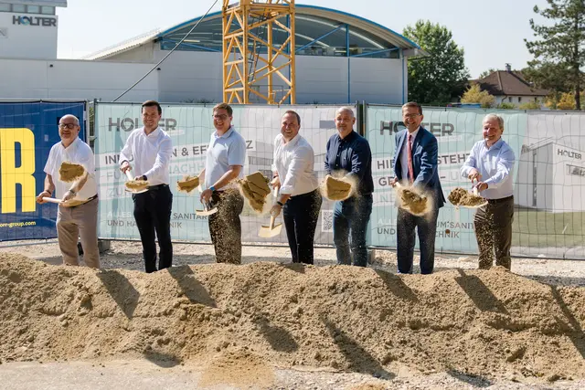 Mit dem erfolgten Spatenstich gibt es grünes Licht für den Bau einer 1.600 Quadratmeter großen Logistikhalle von Holter.