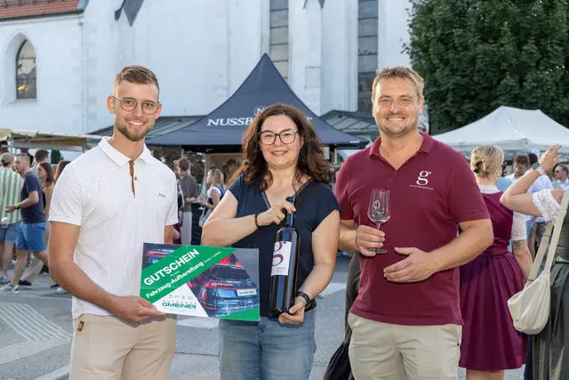 Karin Haider aus St. Georgen an der Gusen durfte sich über einen Gutschein für eine Fahrzeug-Aufbereitung sowie eine Magnumflasche Wein freuen. Felix Pöschl vom Autohaus Gmeiner und Weinbauer Leo Gmeiner übergaben die Preise beim Vinum Perg. | Foto: gemeindejournal.at / Boris Mitterlehner