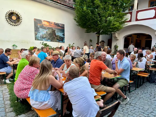 Trotz steigender Lebenshaltungskosten verzichten viele nicht auf ihren Heurigenbesuch. | Foto: Markus Kahrer