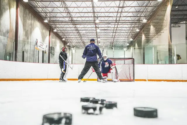 Der 19-jährige Maximilian Bärnthaler wechselt von der Red Bull Eishockeyakademie nach Kitzbühel und soll künftig die Adler-Defensive verstärken. | Foto: unsplash/Troy T 
