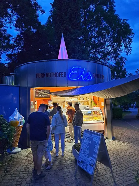 Beim Dämmerschoppen in Fernitz ist auch der Eisstand beim Park auch zu später Stunde noch gut besucht.