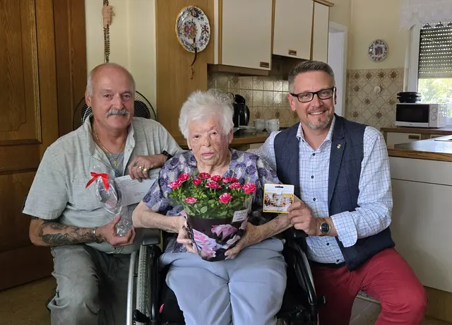 Ortsvorsteher Peter Ruhs und Bgm. Clemens Nagel mit der Jubilarin. | Foto: Gemeinde
