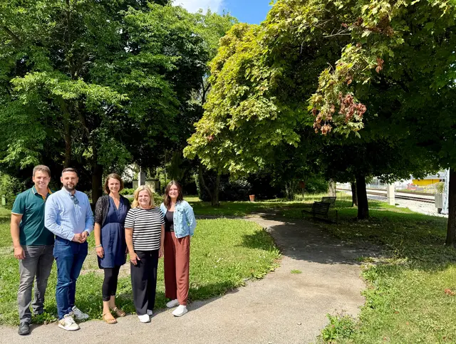 Lieselotte Jilka (2. vr), erfahrene Expertin für die Gestaltung öffentlicher Grünräume, wird bis in den Herbst einen konkreten Gestaltungsvorschlag für die Rekultivierung des Zdarskyparks unterbreiten. Darüber freuen sich Bürgermeister Manuel Aichberger, Stadtrat Lukas Friedl, Miriam Gerhardter von der Dorf &amp; Stadterneuerung und Bauamtsleiterin Katharina Schubert. | Foto: Stadtgemeinde Lilienfeld