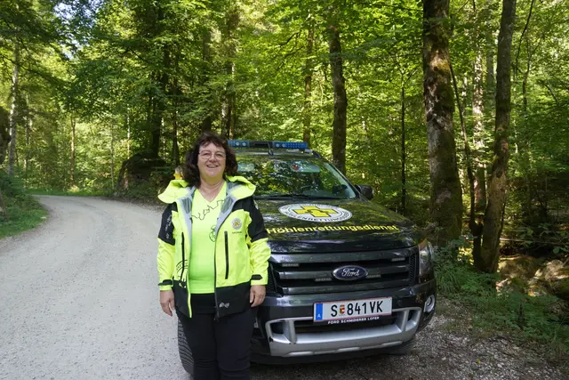 Die Landesleiterin des Höhlenrettungsdienstes Salzburg, Monika Feichtner in Hintersee. | Foto: Emanuel Hasenauer