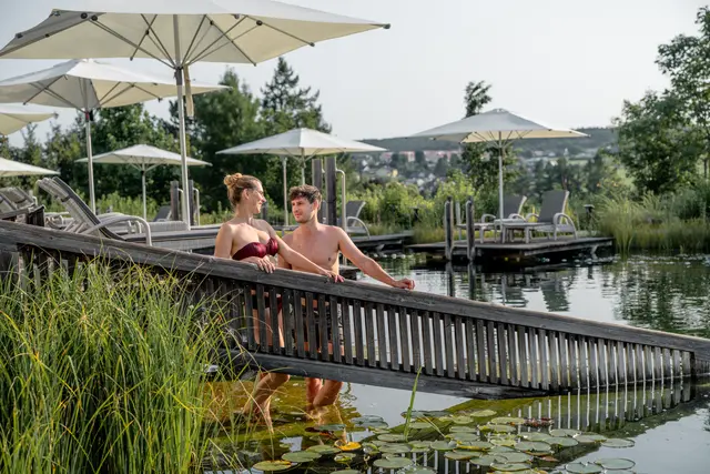 Sommer, Sonne und Urlaubsgefühl ohne lange Anreise: Die AVITA Therme lädt mit Wasser, Drinks und viel Raum für entspannte Stunden unter freiem Himmel ein.