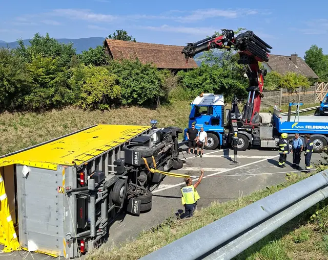 Der LKW musste mittels Kran geborgen werden.