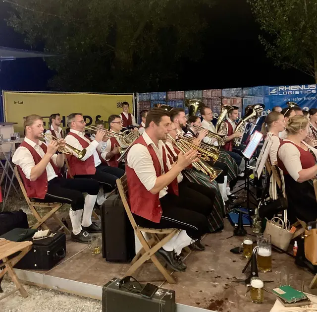 Die Trachtenkapelle Gedersdorf spielte am Freitag Abend einen Dämmerschoppen | Foto: em