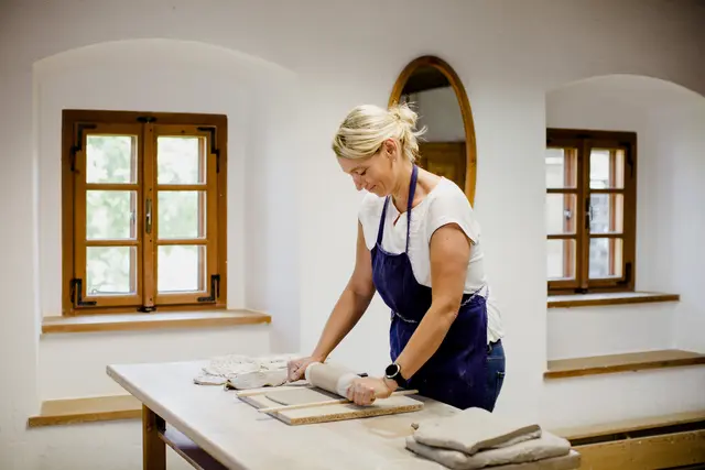 Bürgermeisterin Anita Gstöttenmayr zieht sich im Sommer gerne zum Töpfern ins kühle Hafnerhaus in Leopoldschlag zurück. | Foto: Silvia Zellinger