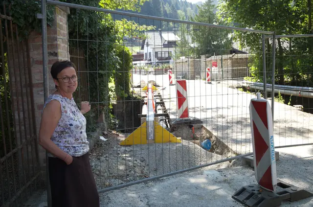 Bürgermeisterin Doris Faustmann an der besagten Brücke, die für die Sanierung bereits abgsperrt ist. | Foto: Santrucek