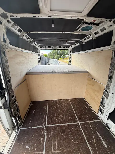 Das Bett war eines der ersten fertigen Elemente im Van. | Foto: Privat