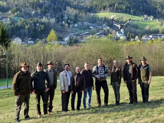 Die erfahrenen Drohnen-Piloten des Vereins "WaldWildFeld-Hilfe" mit Obmann August Regenfelder und Bgm. Dietmar Rauter | Foto: Privat