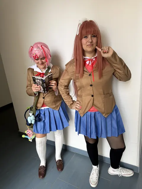 Naomi und Mina haben die Manga-Leidenschaft ihrer Eltern übernommen. 
 | Foto: Privat 