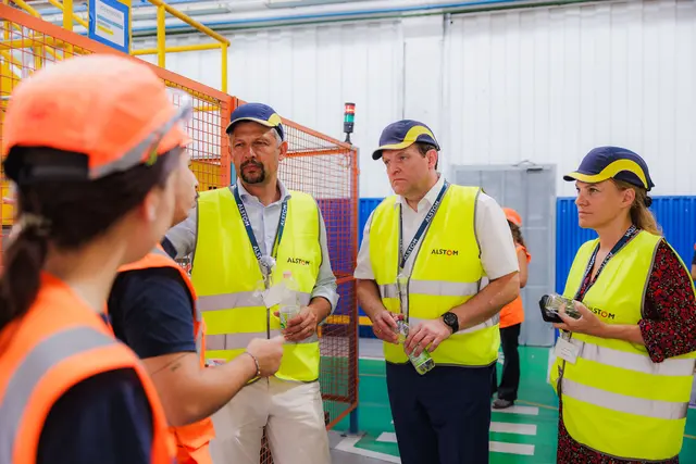 Beim Besuch im Alstom-Werk in Savigliano informierten sich Tirols Mobilitätslandesrat René Zumtobel und Südtirols Mobilitätslandesrat Daniel Alfreider über den aktuellen Stand der Produktion jener Mehrsystemzüge, die ab 2027 grenzüberschreitende Direktverbindungen ohne Umstieg über den Brenner ermöglichen sollen. | Foto: Land Südtirol/Brentegani