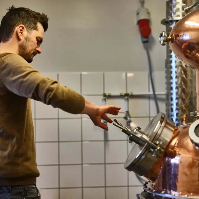 Roman verantwortet als Brennmeister die Rezepturen und Herstellung während Andreas sich um Design, Vertrieb und den Shop in Salzburg kümmert. | Foto: Fuxbau Gin