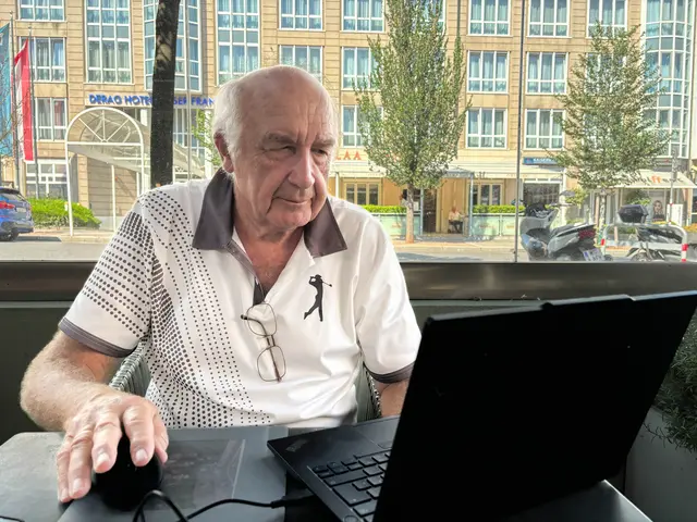 Statt Instrumenten nutzt Franz Luger einen Laptop. Auf diesem befindet sich seine KI. | Foto: Fabian Franz/MeinBezirk