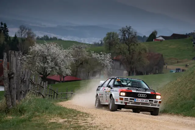 Schotter, Asphalt, Schnee – die Gaubingers jagen den Audi quattro durch jedes Gelände. | Foto: Denise Schwenzer
