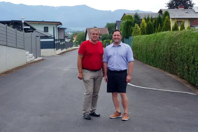 Der Obmann des Bau- und Planungsausschusses, GR Thomas Schultermandl, und Bgm. Markus Tafeit am Unzdorfweg.