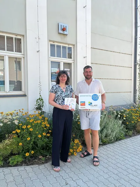 Theorie und Praxis: Bewusstseinsbildung ist das eine, Umsetzung das andere. Beispielhaft durch das Foto vor der „Grünen Klimaanlage“ in Bad Pirawarth. | Foto: Region Südliches Weinviertel