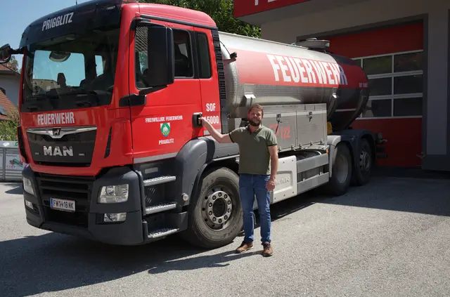 Bürgermeister Karl Stranz beim Wasserwagen der Feuerwehr, der täglich Wasser aus Gloggnitz nach Prigglitz karrt. | Foto: Santrucek