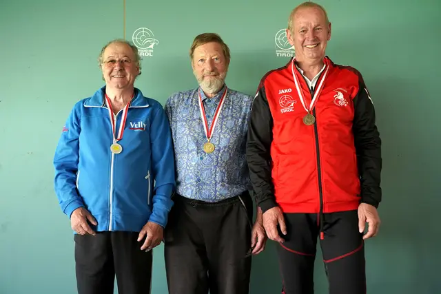 Gerhard Zobl (SG Tannheim - Mitte) konnte in der Seniorenklasse 3 über zwei Goldmedaillen bei den Landesmeisterschaften für Kleinkalibergewehr 2026 in Innsbruck jubeln: 60 Liegend und 2x30. | Foto: Christian Kramer / TLSB