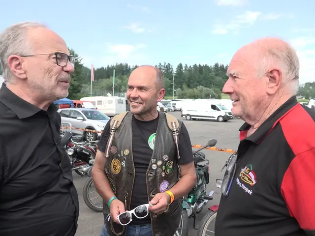 Obmann der IG Formel Classik Wolfgang Stropek (rechts) machte es möglich, dass Heinz Mitteregger mit den Judenburger Puch-Museumsfreunden auf dem Red Bull Ring fahren konnten. Freund Vlado Sodnjak brachte 13 Tomos-Fahrer mit, die Puch-Lizenzbauten hielten sich gut.