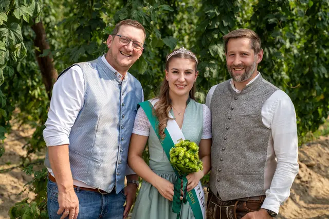 Obmann Stefan Hofer, die neue Hopfenkönigin Melanie Paukner und Geschäftsführer Manuel Starlinger (v. l.). | Foto: Manuel Starlinger/Mühlviertler Hopfenbau