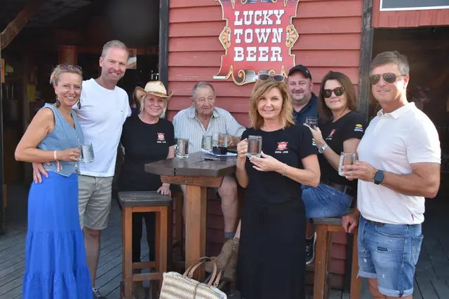 Gemütliche Lucky Town-Runde: Manuela und Wolfgang Muhr, Martina Wurglits, Helmut Unger, Petra Wurglits, Markus Loschy, Katrin und Christian Kolonovits | Foto: MeinBezirk/Michael Strini
