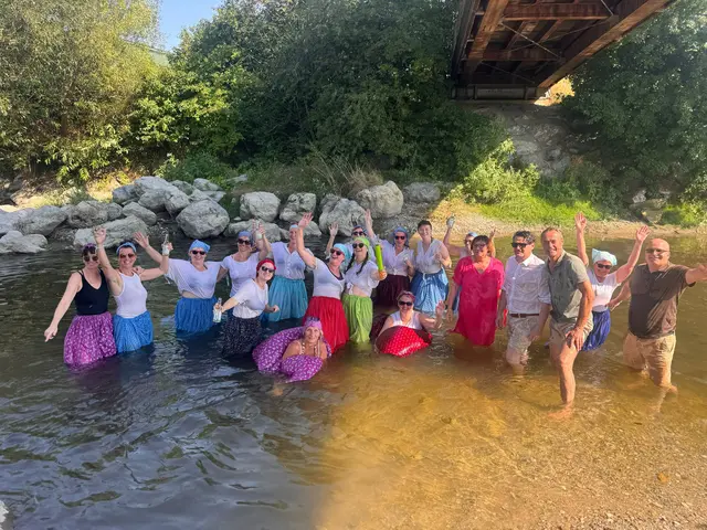 15 Frauen genossen heuer das "Blodanschwimmen" in der Leitha.  | Foto: Martin Radatz