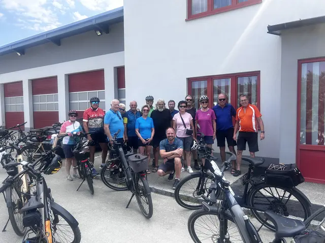 Sechzehn Seniorinnen und Senioren radelten gemeinsam mit dem Bürgermeister von Asperhofen ins Laabental. Auf dem Gruppenfoto sind: Lisi Lapatschka, Felix Reiterits, Karl Fritz, Franz Koch, Leopold Klingenbrunner, Elisabeth Lechnber, Erich Hell, Walter Rafeiner, Harald Lechner, Anneliese Reiter, Heinz Pokorny, Helli Weiss, Leopold Ott und Helmut Weiss. | Foto: NÖ Senioren / Ortsgruppe Asperhofen