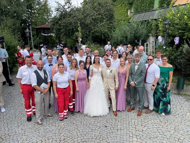 Das frisch verheiratete Paar im Kreise der Gratulanten | Foto: Rotes Kreuz