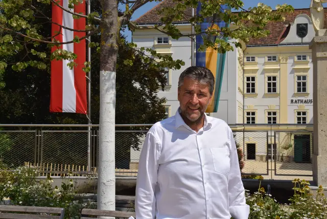 "Unser Wochenmarkt wird sehr gut angenommen und ist ein beliebter Treffpunkt für die Bevölkerung", so Bürgermeister Christian Flammer. | Foto: Weber/RMA