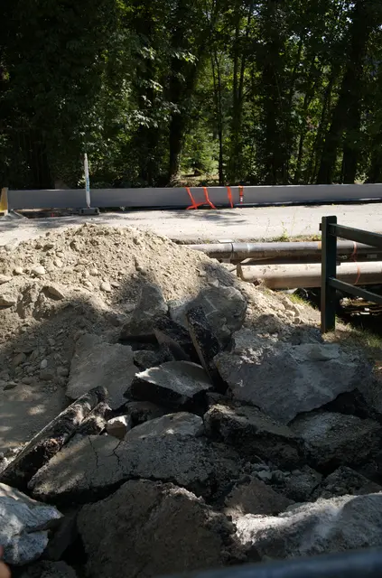 Der alte Asphalt wurde bereits abgetragen. | Foto: Santrucek