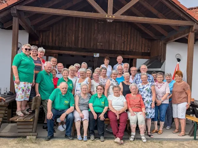 Die Dobersberger Senioren mit den Gastgebern am Sauteich | Foto: NÖ Senioren