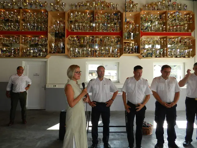 Johanna Mikl-Leitner, Bürgermeister Harald Lechner, Feuerwehrkommandant Rupert Bauer. Die Landeshauptfrau gratuliert zur Leistung der Wettkampfgruppe Johannesberg II. | Foto: Heribert Punz