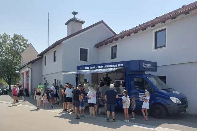 Zahlreiche Oberfellabrunner nutzten die Gelegenheit auf Hot Dog oder Eis. | Foto: FPÖ Hollabrunn