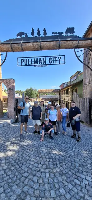 Fünf Beschäftigte des Vichtensteiner Ladens erlebten am Dienstag, 28. Juli 2026, einen besonderen Tag: Gemeinsam mit drei Betreuerinnen und Bürgermeister Andreas Moser besuchten sie die bayerische Westernstadt Pullman City.  | Foto: Gemeinde Vichtenstein