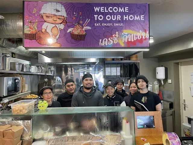 Ein 15 köpfiges Team, versorgt die Kundinnen und Kunden mit etwas Thailand im Krazy Kitchen. | Foto: Fabian Franz