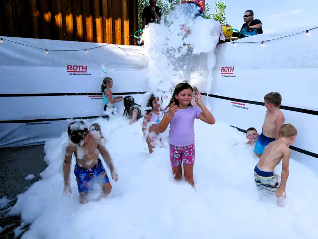 Bei schweißtreibenden Temperaturen war diese Schaumparty für Jung und alt eine Wllkommene Abwechslung  und Erfrischung 