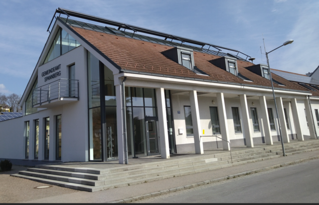 Beim Gemeindeamt Spannberg schützen Außenbeschattung und Bäume die Innenräume vor sommerlicher Überhitzung. | Foto: Region Südliches Weinviertel