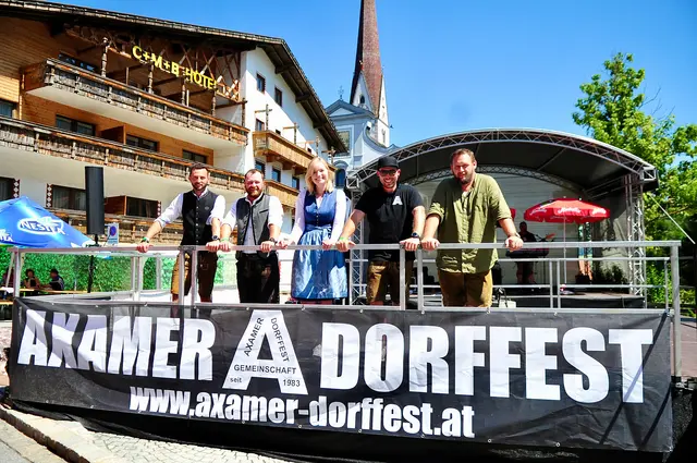 Das Organisationsteam freut sich ebenso wie Bürgermeister Thomas Suitner auf das 41. Axamer Dorffest. | Foto: Hassl