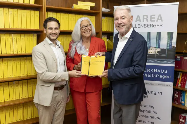 Peter Kopper-Zisser, Margit Bollenberger und ÖVP-Bürgermeister Klaus Schneeberger bei der Buchübergabe
 | Foto: Stadt Wiener Neustadt/Weller