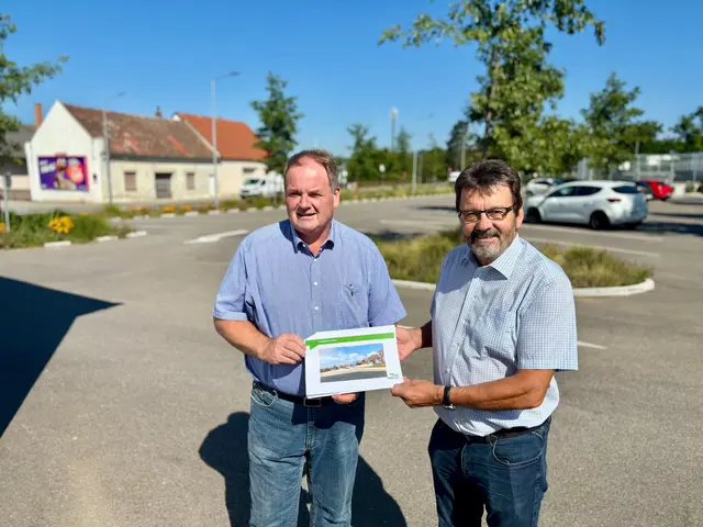 Stadtrat Manfred Daniel und Bürgermeister Gerhard Lentschig am Parkplatz beim Stadtsee Horn. | Foto: Markus Kahrer