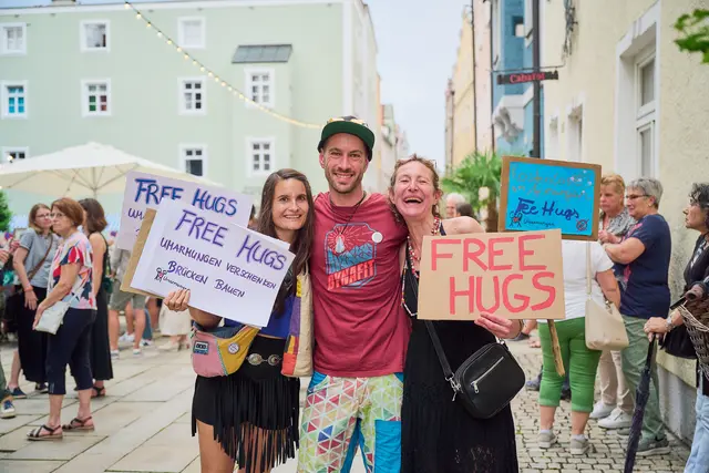 Mit „Free hugs“-Schildern boten Besucher kostenlose Umarmungen an und sorgten für Herzlichkeit und gute Stimmung beim Brückenfest. | Foto: Burghauser Touristik