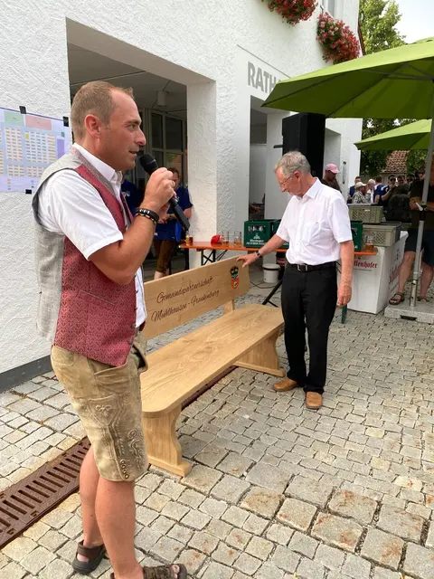 Bürgermeister Norbert Weber überreichte eine gefertigte Eichenholzbank mit den Wappen beider Gemeinden.  | Foto: Marktgemeinde Frankenburg