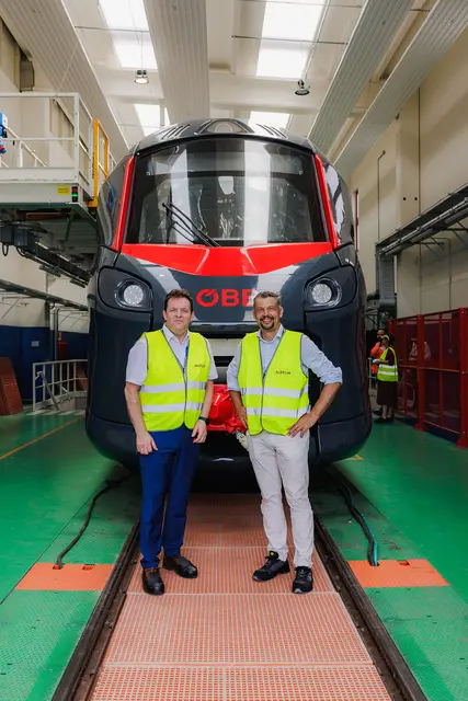 Tirols Mobilitätslandesrat René Zumtobel und Südtirols Mobilitätslandesrat Daniel Alfreider machten sich bei einem Besuch im Alstom-Werk in Savigliano ein Bild vom Baufortschritt der neuen Mehrsystemzüge, die künftig direkte Bahnverbindungen ohne Umstieg über den Brenner ermöglichen sollen. | Foto: Land Südtirol/Brentegani
