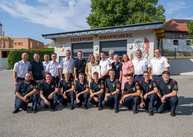 Landeshauptfrau Johanna Mikl-Leitner überreichte der FF Johannesberg die Dank- und Anerkennungsurkunde des Landes NÖ für den Weltrekord im Löschangriff und Platz vier in der Wertung A bei der Feuerwehr-WM in Eisenstadt. | Foto: NLK Burchhart