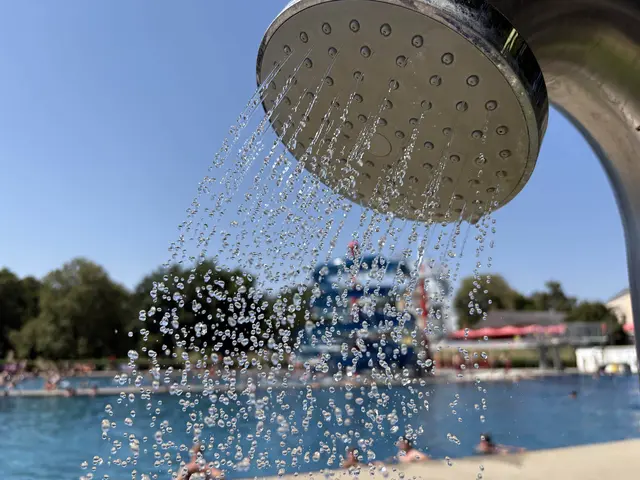Gerade an heißen Tagen, wie wir sie jetzt gerade spüren, ist eine Abkühlung unter einer kalten Dusche bzw. in einem Wasserbecken etwas Angenehmes. | Foto: Stadtgemeinde Schwechat