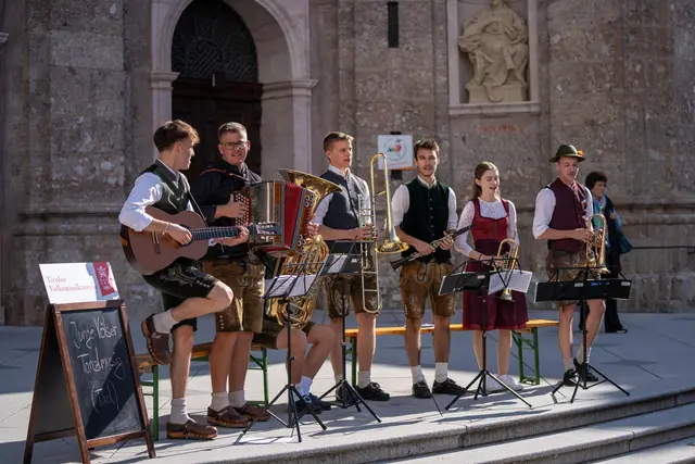 Junge Völser Tanzlmusig spielt beim Sommernachtsfest in Patsch. | Foto: Hermann Auer